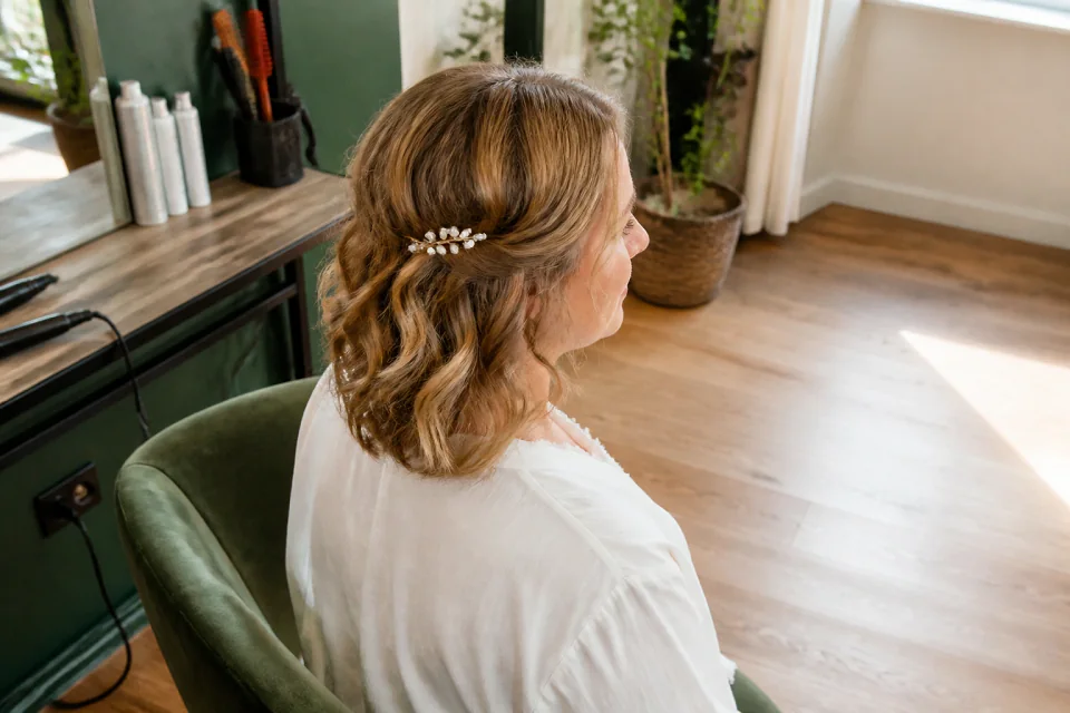 Coiffure de cérémonie vue pendant la préparation — illustration générée par IA
