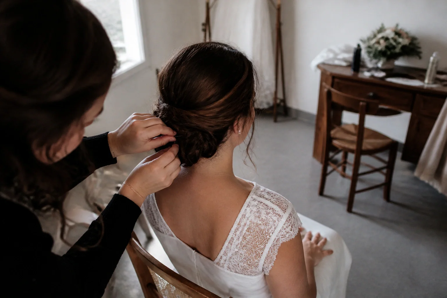 Coiffure de cérémonie vue pendant la préparation — illustration générée par IA
