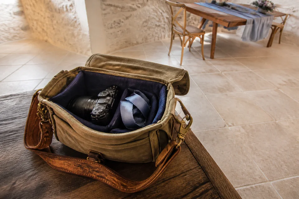 Appareil photo et accessoires de reportage de mariage — illustration générée par IA