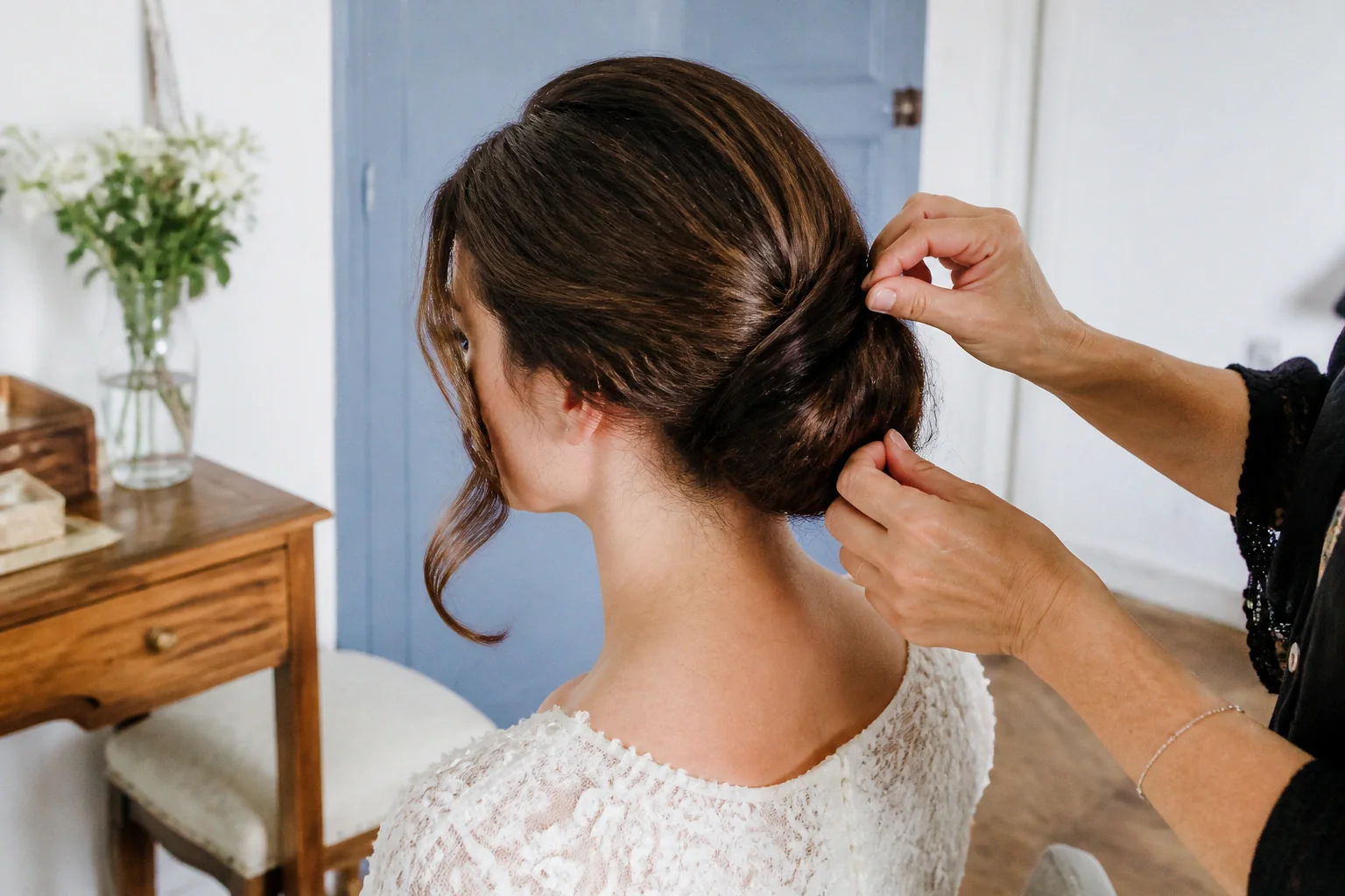 Coiffure de cérémonie vue pendant la préparation — illustration générée par IA