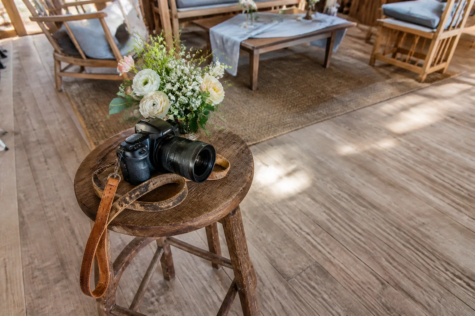Appareil photo et accessoires de reportage de mariage — illustration générée par IA