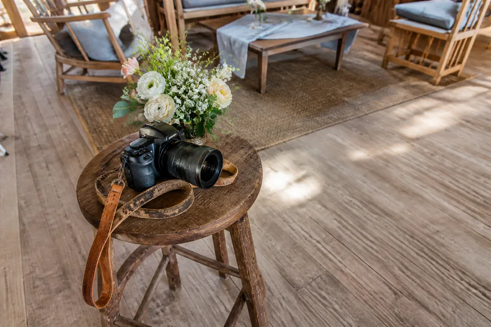 Appareil photo et accessoires de reportage de mariage — illustration générée par IA