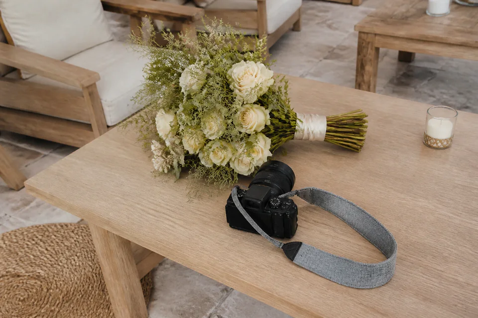 Appareil photo et accessoires de reportage de mariage — illustration générée par IA