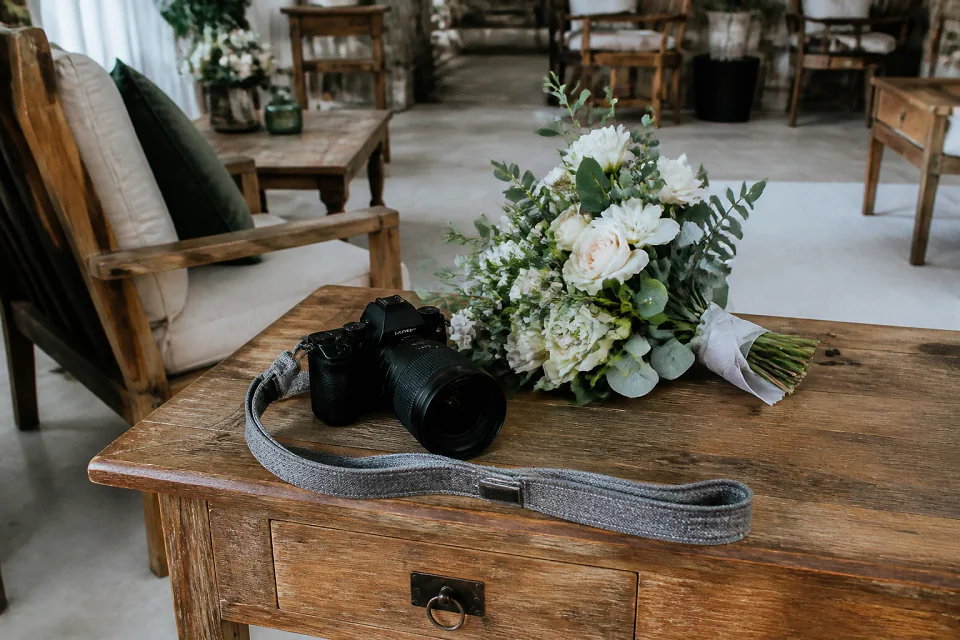Appareil photo et accessoires de reportage de mariage — illustration générée par IA