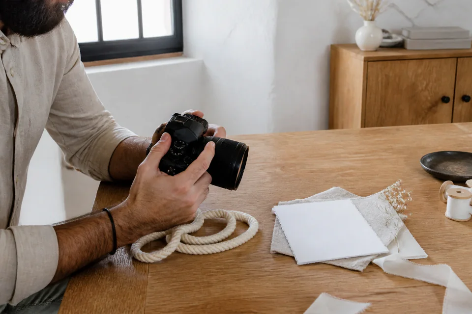 Appareil photo et accessoires de reportage de mariage — illustration générée par IA