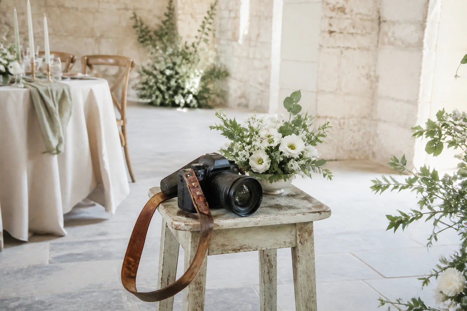 Appareil photo et accessoires de reportage de mariage — illustration générée par IA