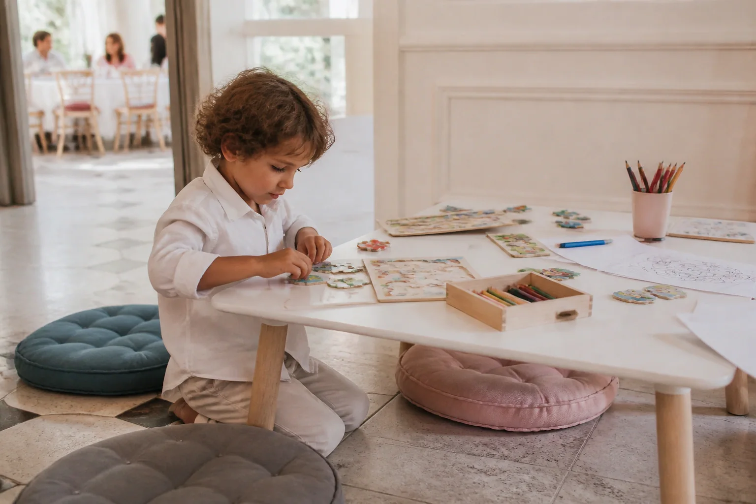 Coin d’activités pour enfants pendant une réception — illustration générée par IA