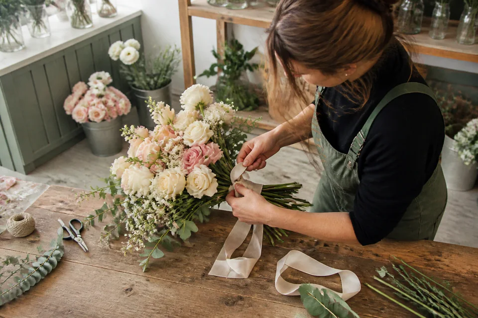 Préparation florale pour un mariage — illustration générée par IA