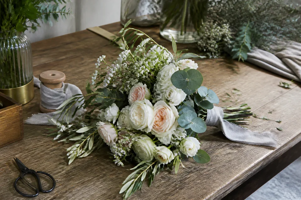 Préparation florale pour un mariage — illustration générée par IA