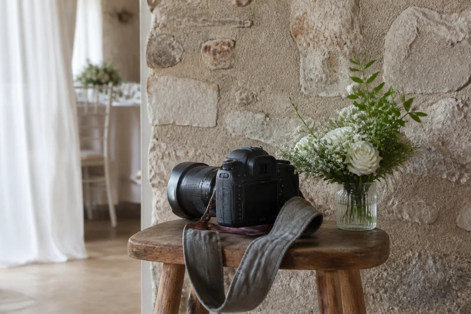 Appareil photo et accessoires de reportage de mariage — illustration générée par IA