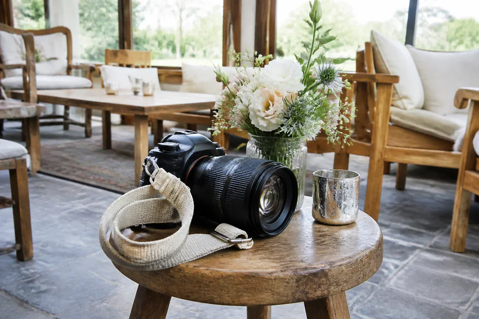 Appareil photo et accessoires de reportage de mariage — illustration générée par IA
