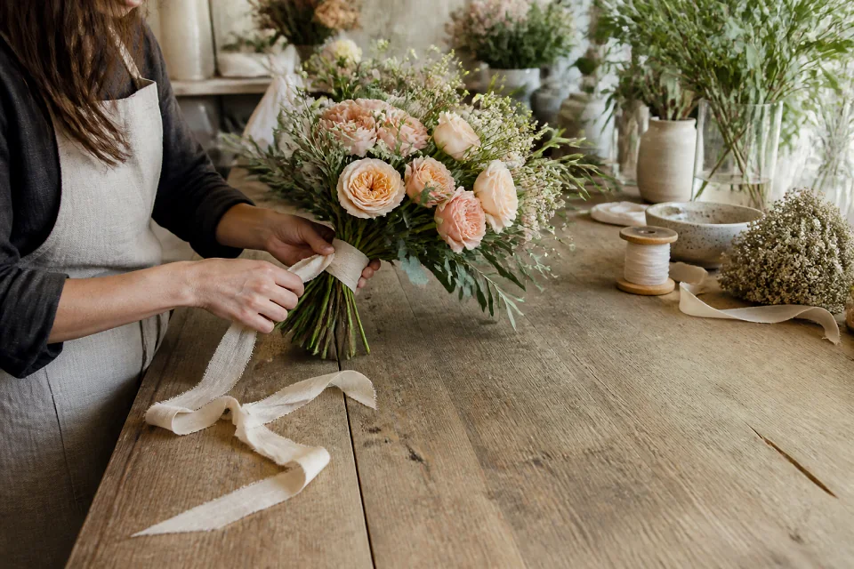 Préparation florale pour un mariage — illustration générée par IA