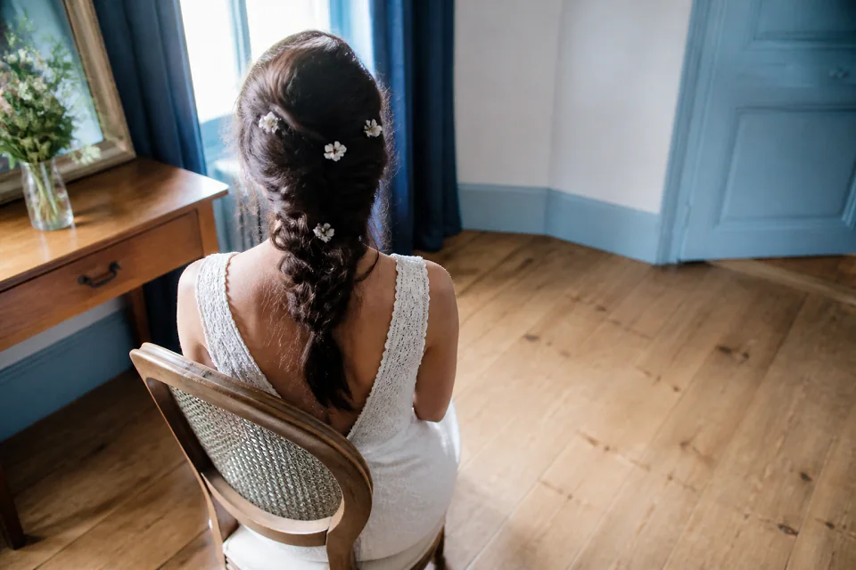 Coiffure de cérémonie vue pendant la préparation — illustration générée par IA