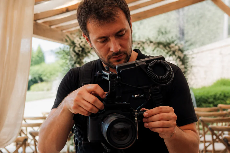 Matériel de tournage pour un film de mariage — illustration générée par IA