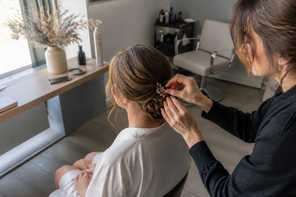 Coiffure de cérémonie vue pendant la préparation — illustration générée par IA