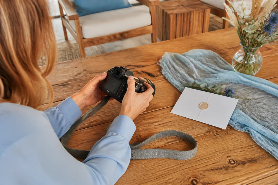 Appareil photo et accessoires de reportage de mariage — illustration générée par IA