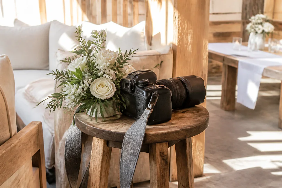 Appareil photo et accessoires de reportage de mariage — illustration générée par IA