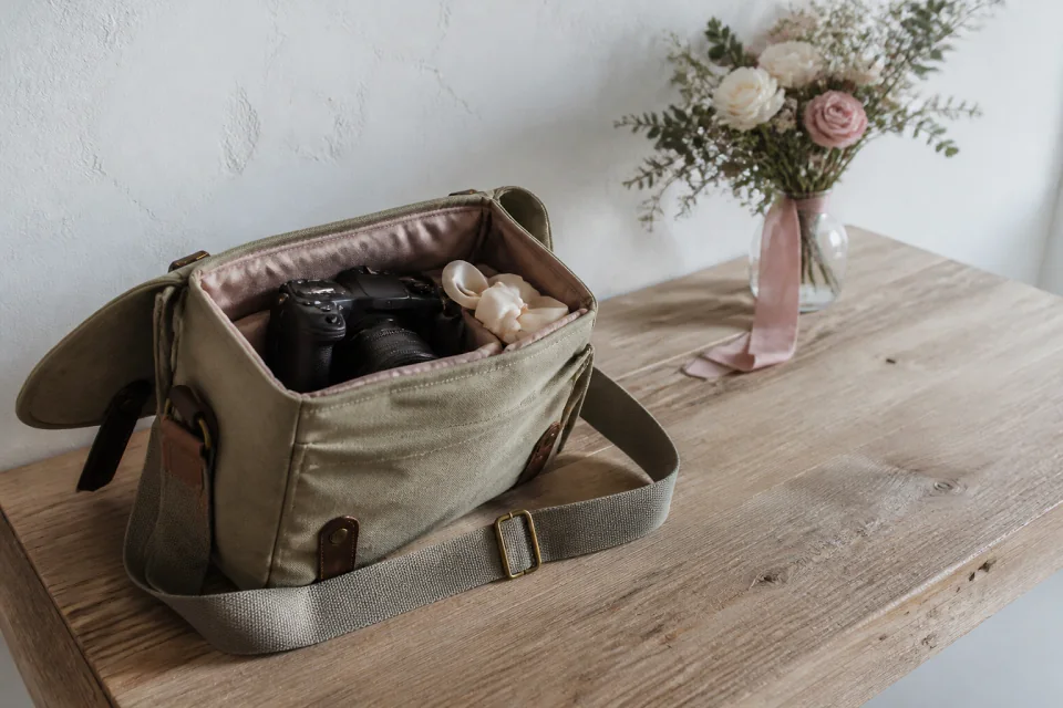 Appareil photo et accessoires de reportage de mariage — illustration générée par IA