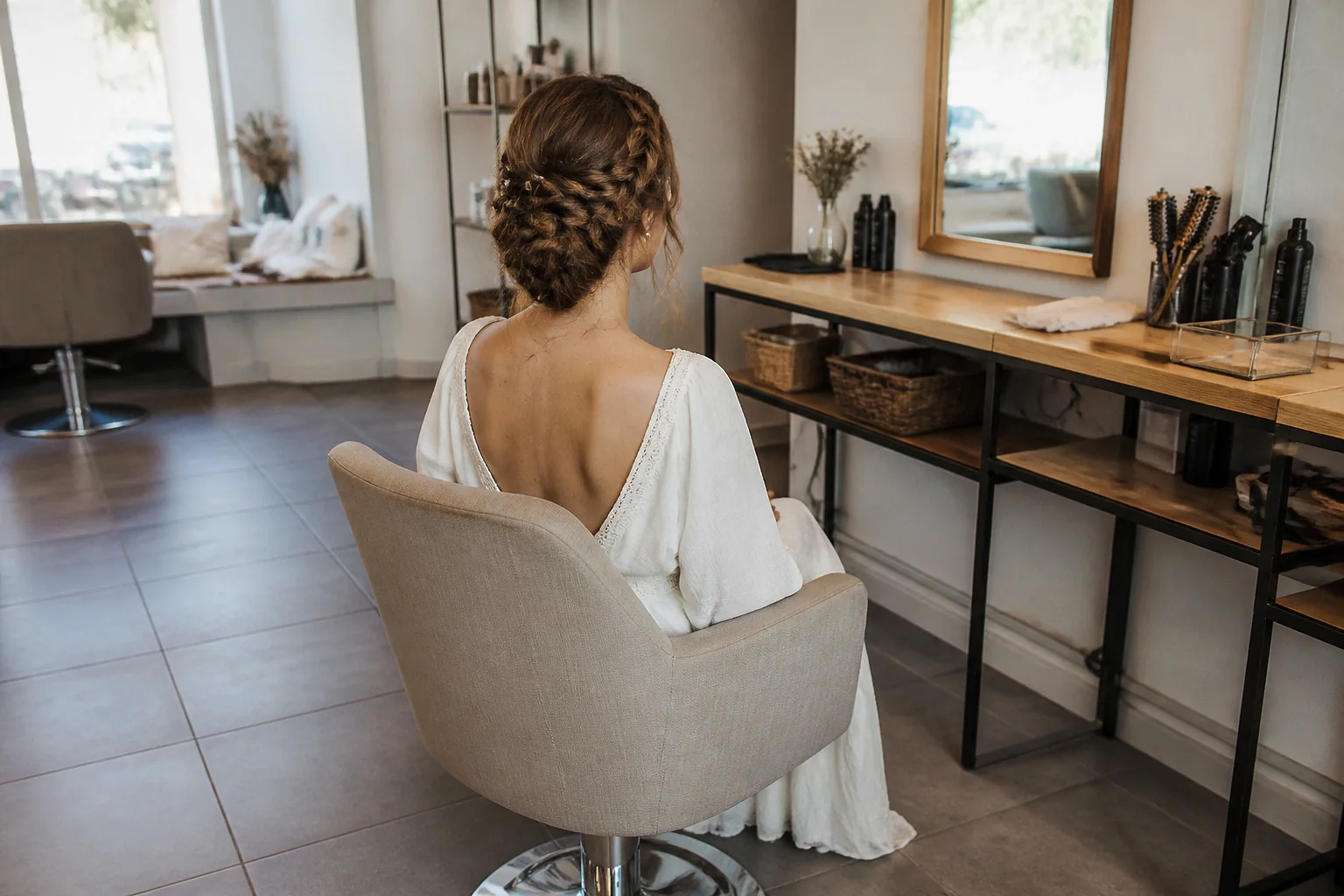Coiffure de cérémonie vue pendant la préparation — illustration générée par IA