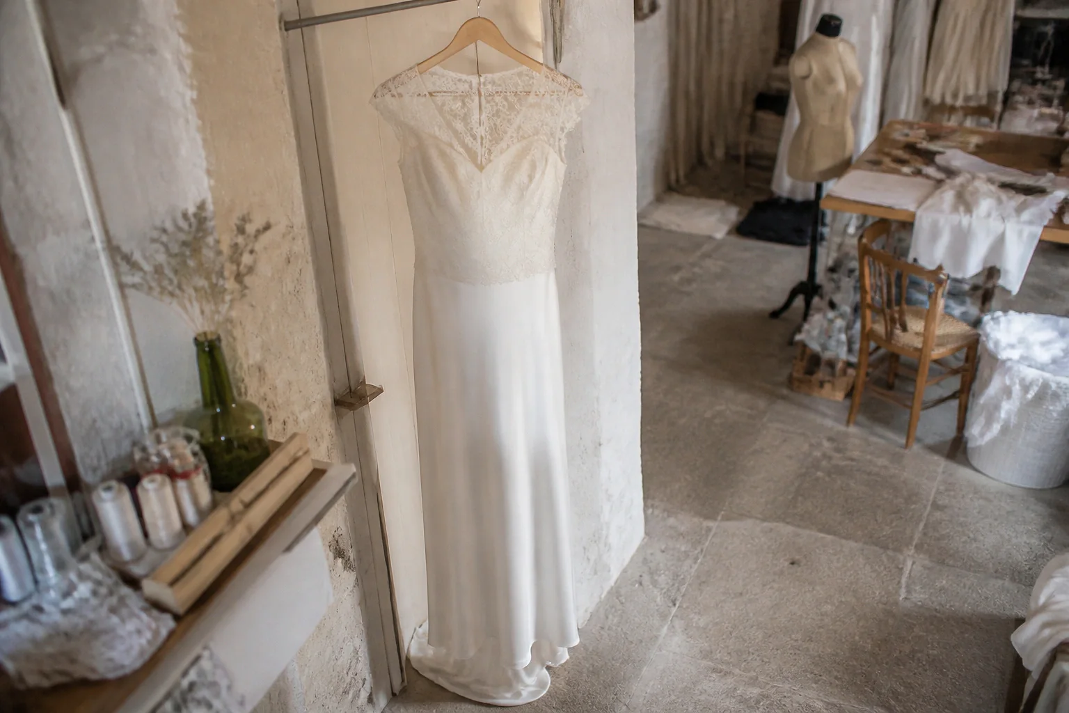 Robe de mariée dans un atelier de confection — illustration générée par IA