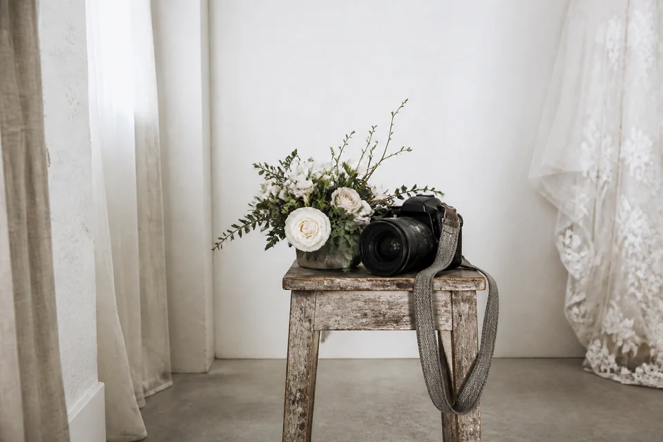 Appareil photo et accessoires de reportage de mariage — illustration générée par IA