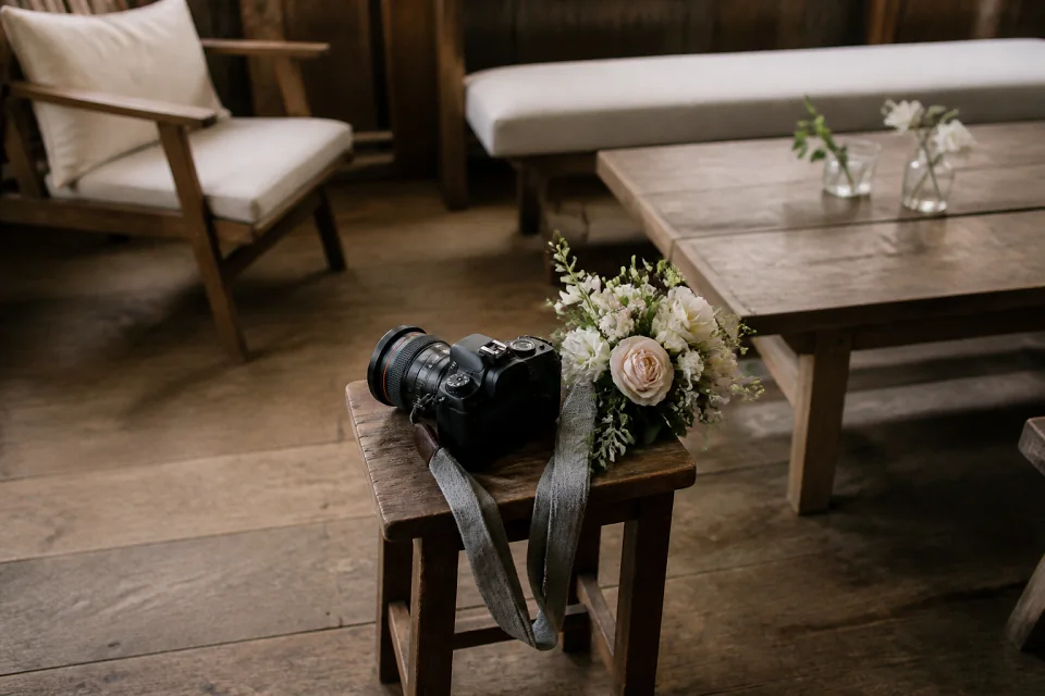 Appareil photo et accessoires de reportage de mariage — illustration générée par IA