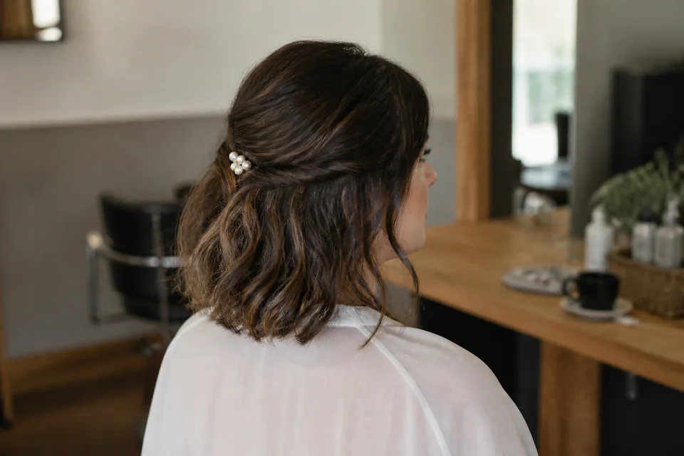 Coiffure de cérémonie vue pendant la préparation — illustration générée par IA