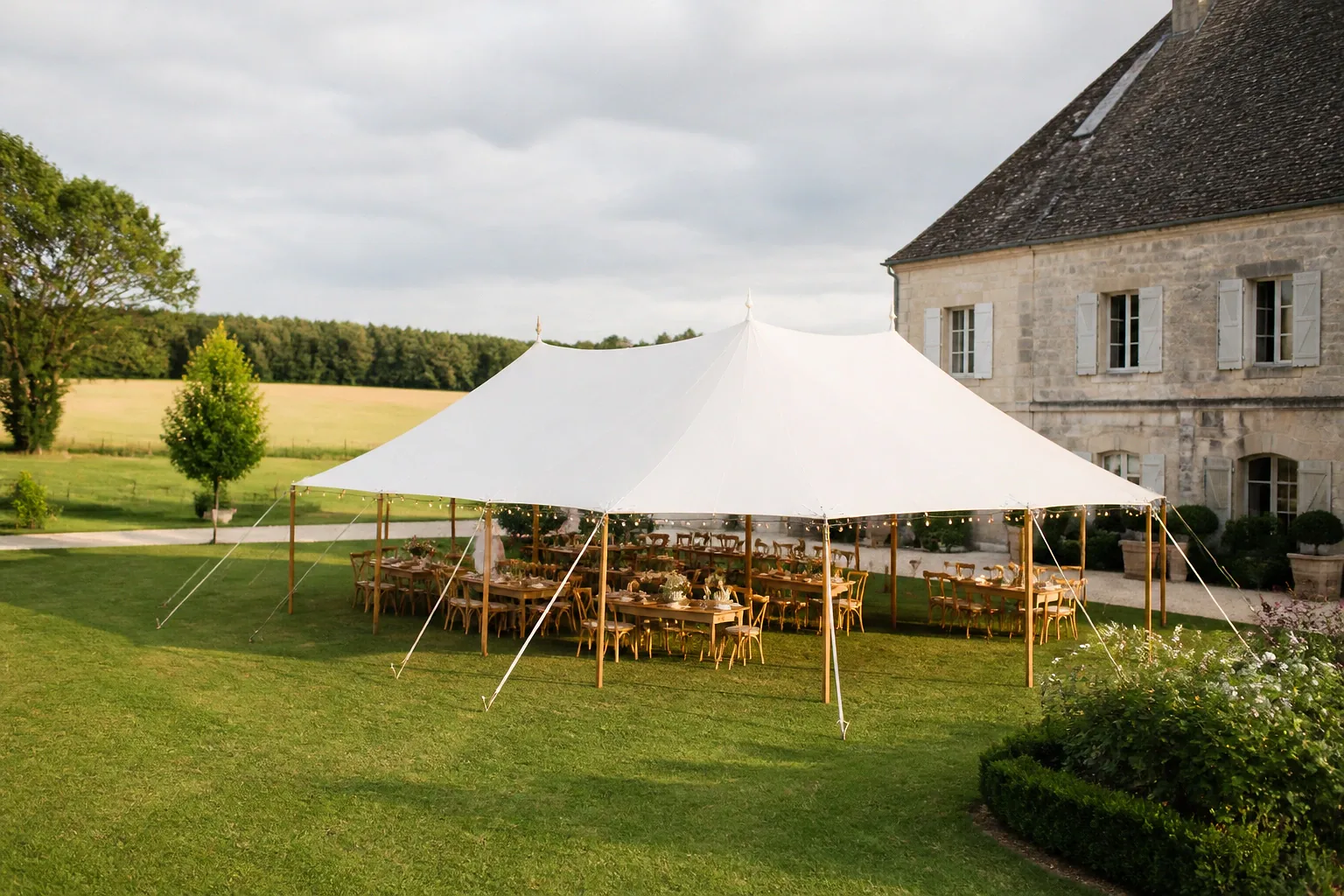 Tente aménagée pour une réception de mariage — illustration générée par IA
