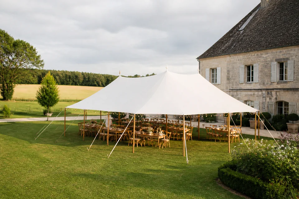 Tente aménagée pour une réception de mariage — illustration générée par IA