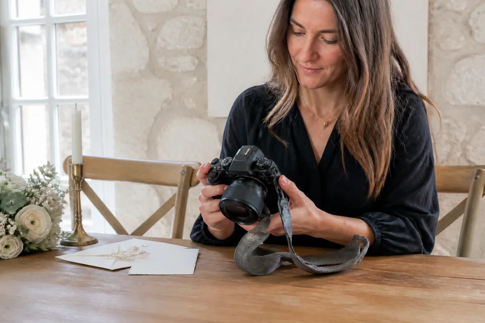 Appareil photo et accessoires de reportage de mariage — illustration générée par IA
