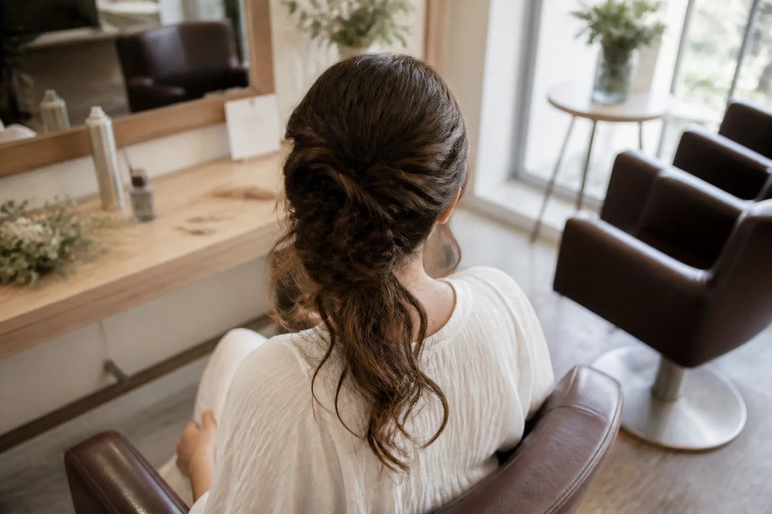 Coiffure de cérémonie vue pendant la préparation — illustration générée par IA