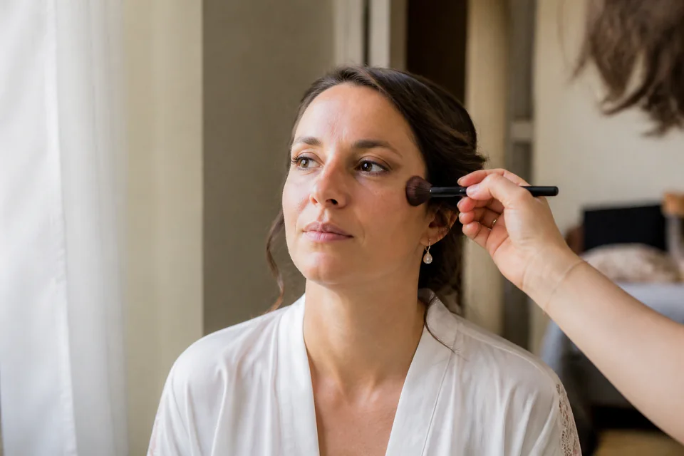 Préparation d’un maquillage de mariage — illustration générée par IA