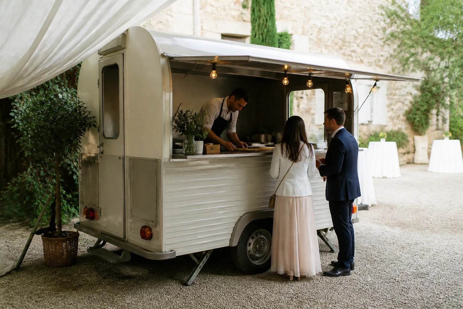Service mobile de restauration pour une réception — illustration générée par IA