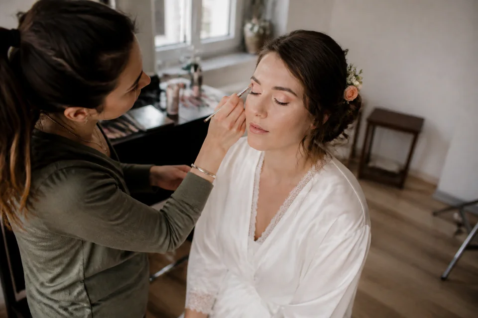 Préparation d’un maquillage de mariage — illustration générée par IA