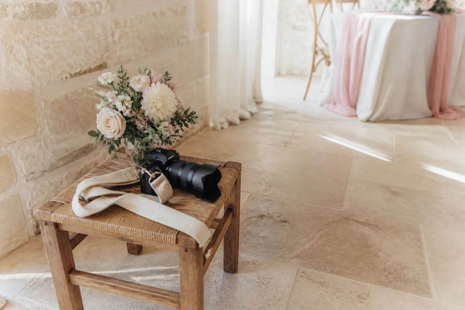 Appareil photo et accessoires de reportage de mariage — illustration générée par IA