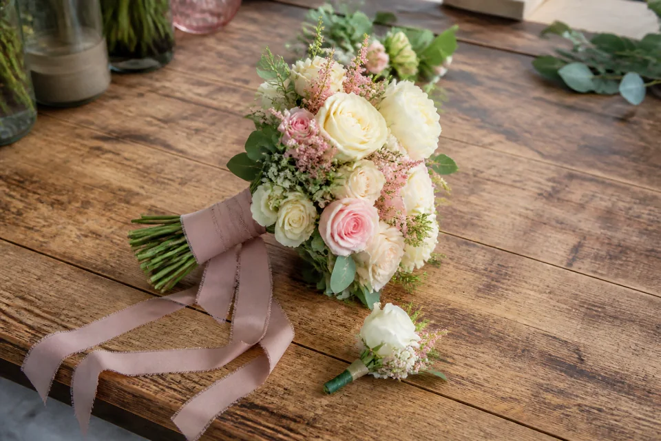 Préparation florale pour un mariage — illustration générée par IA