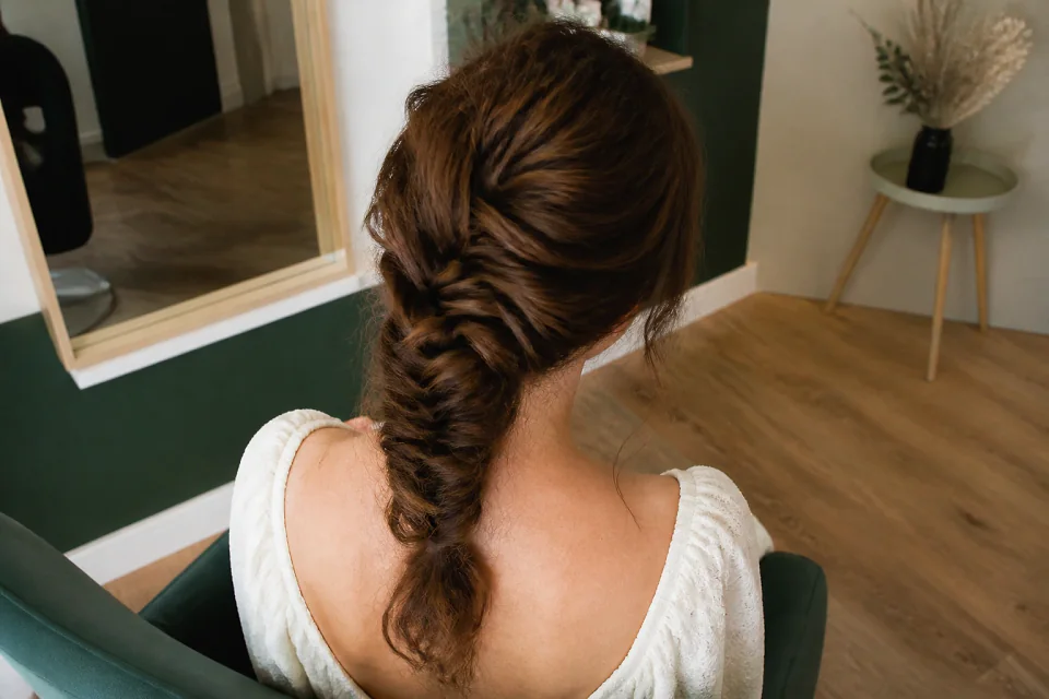Coiffure de cérémonie vue pendant la préparation — illustration générée par IA