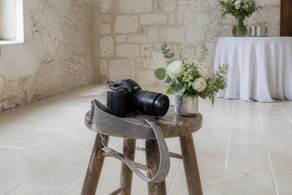 Appareil photo et accessoires de reportage de mariage — illustration générée par IA