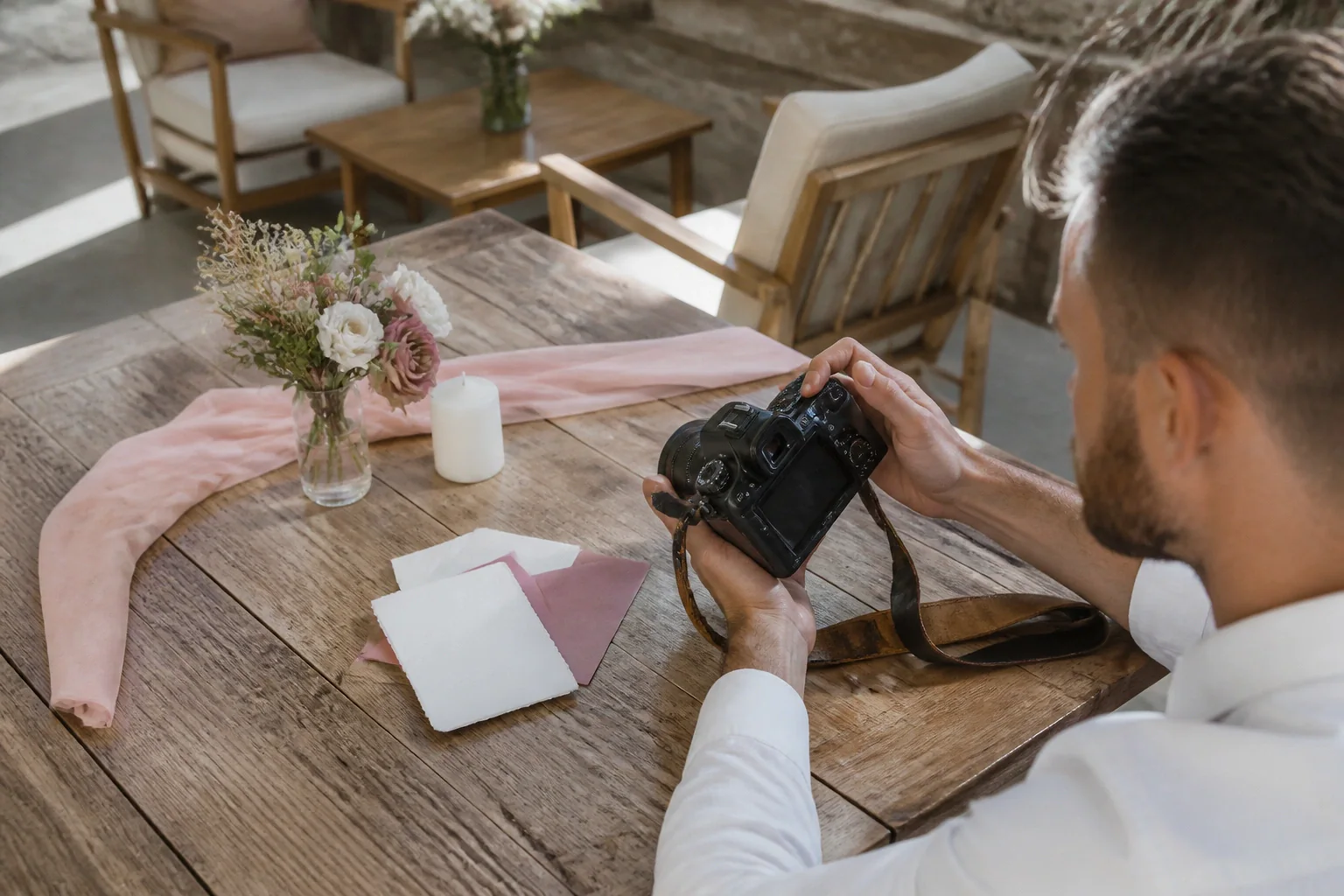 Appareil photo et accessoires de reportage de mariage — illustration générée par IA