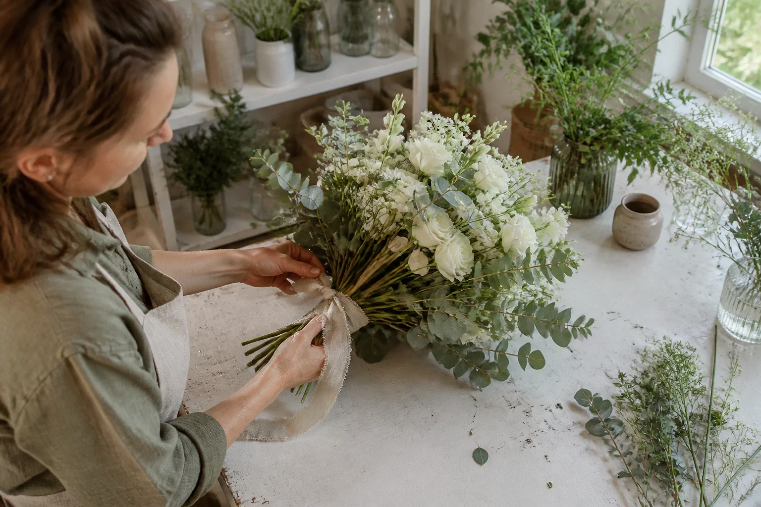 Préparation florale pour un mariage — illustration générée par IA