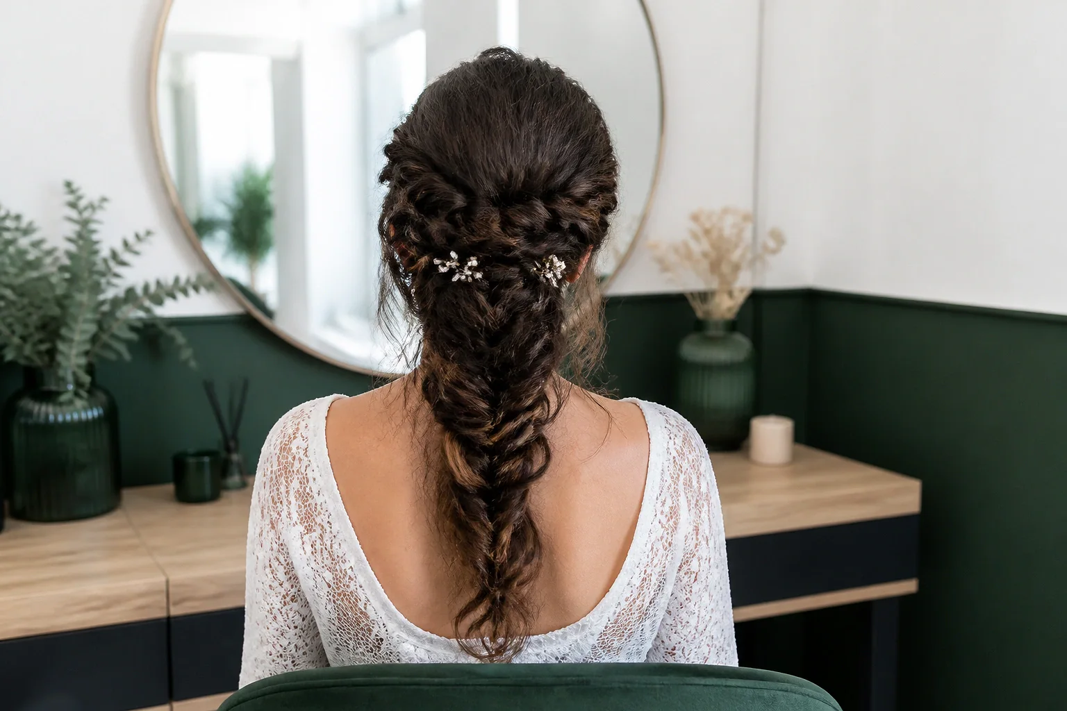 Coiffure de cérémonie vue pendant la préparation — illustration générée par IA