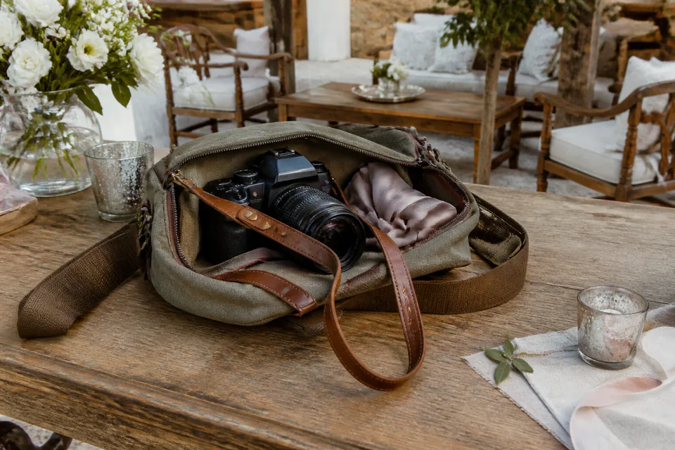 Appareil photo et accessoires de reportage de mariage — illustration générée par IA
