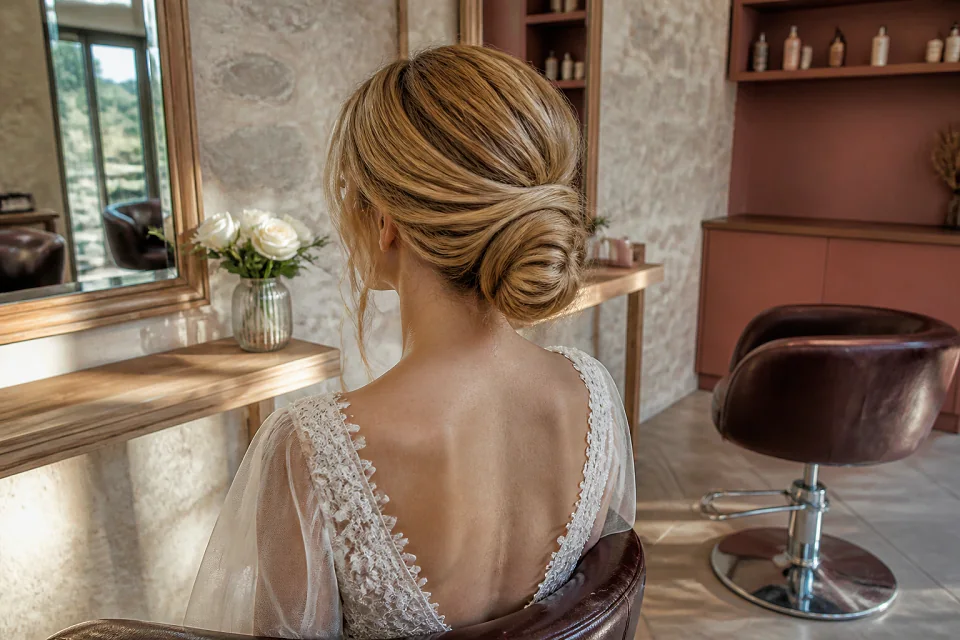 Coiffure de cérémonie vue pendant la préparation — illustration générée par IA