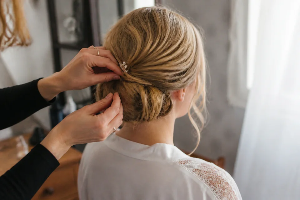 Coiffure de cérémonie vue pendant la préparation — illustration générée par IA