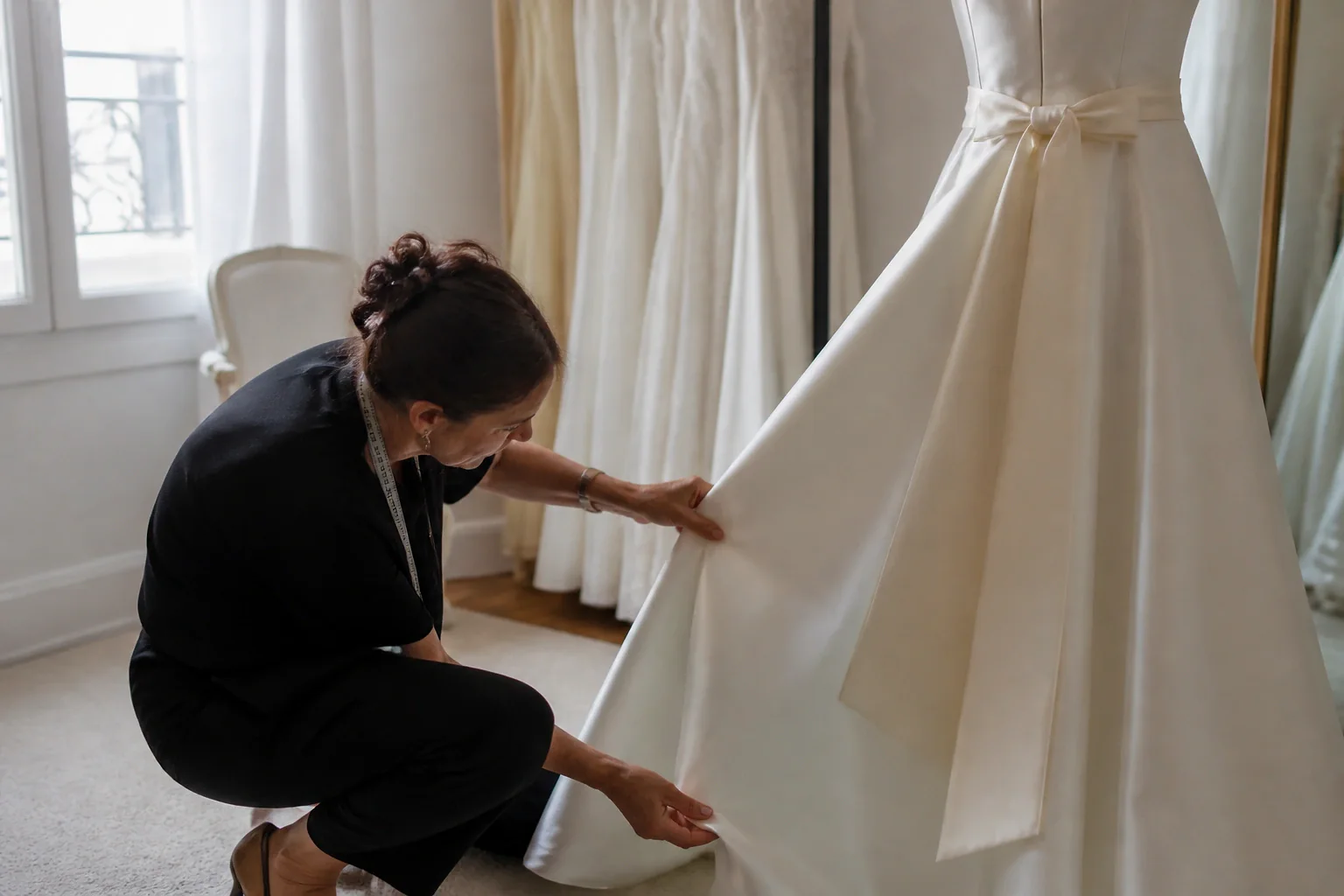 Robe de mariée dans un atelier de confection — illustration générée par IA