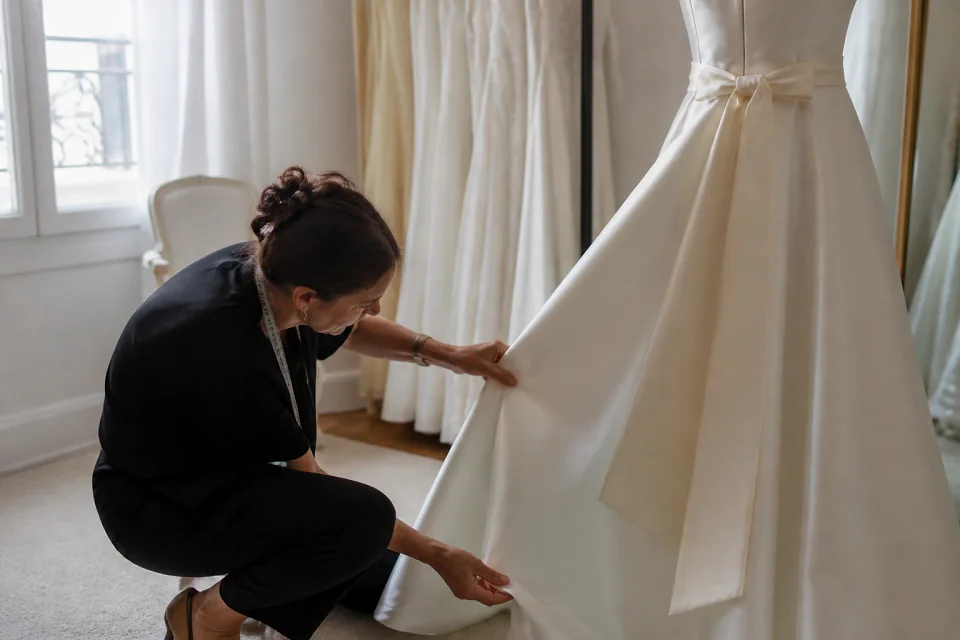 Robe de mariée dans un atelier de confection — illustration générée par IA