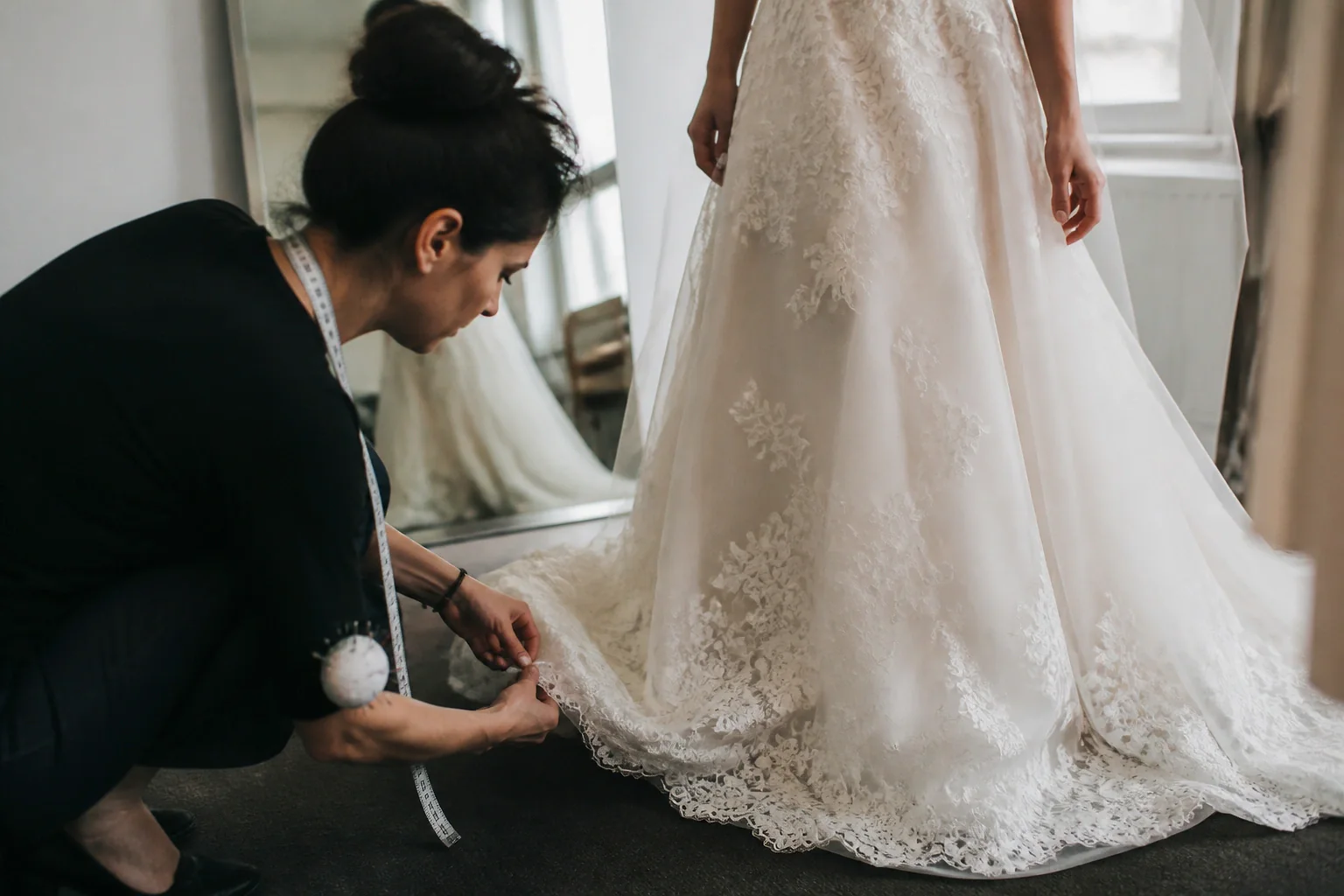Robe de mariée dans un atelier de confection — illustration générée par IA