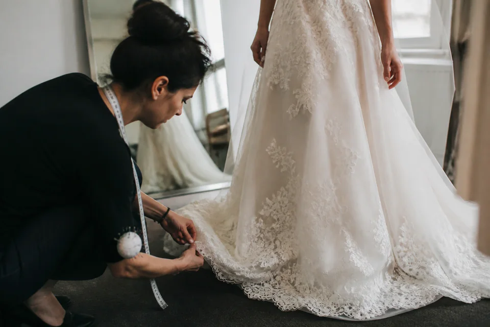 Robe de mariée dans un atelier de confection — illustration générée par IA