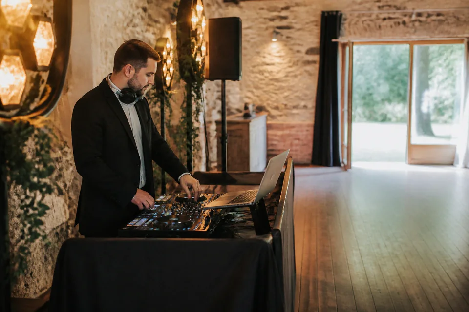 Préparation musicale d’une soirée de mariage — illustration générée par IA