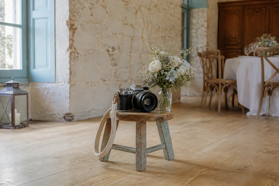 Appareil photo et accessoires de reportage de mariage — illustration générée par IA
